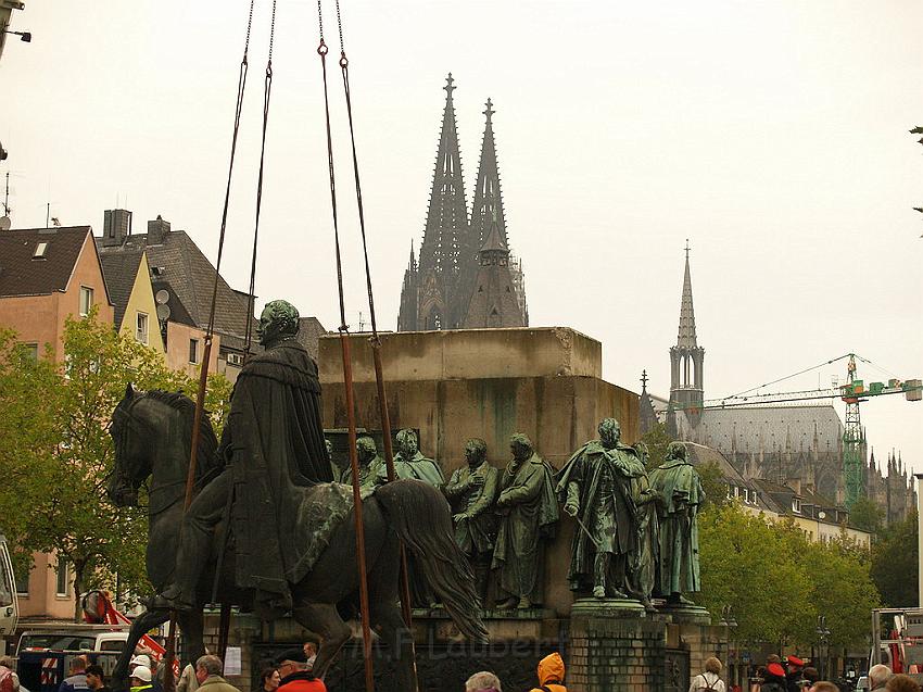 Reiterdenkmal kehrt zurueck auf dem Heumarkt P28.JPG